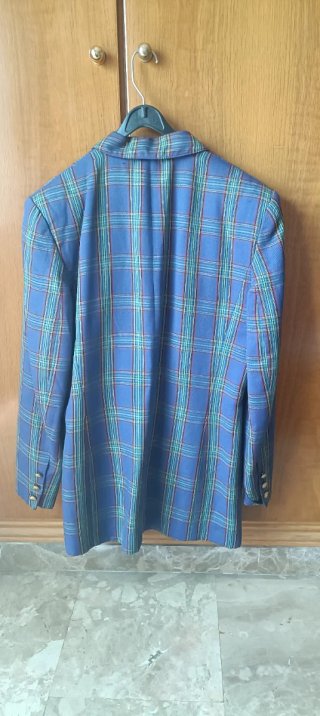 Elegante chaqueta de cuadros azul