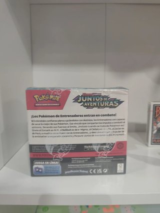 Caja Pokémon Juntos de Aventuras Sellada