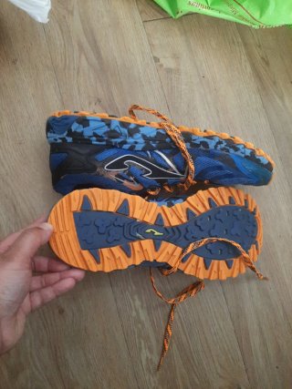 Zapatillas deportivas azules y naranjas