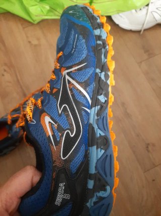 Zapatillas deportivas azules y naranjas