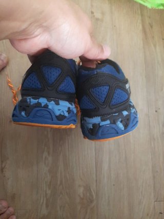 Zapatillas deportivas azules y naranjas