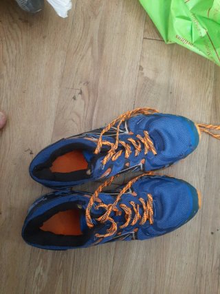 Zapatillas deportivas azules y naranjas