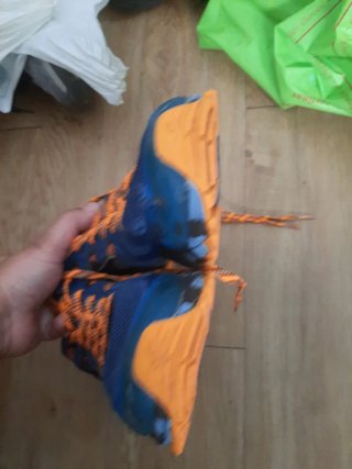 Zapatillas deportivas azules y naranjas