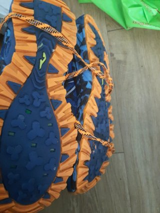 Zapatillas deportivas azules y naranjas