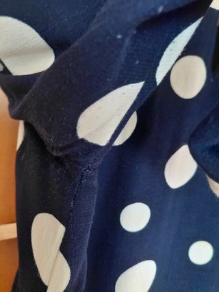 Vestido azul con lunares blancos