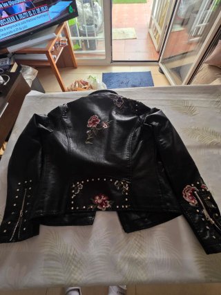 Chaqueta polipiel negra con flores