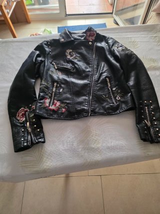 Chaqueta polipiel negra con flores
