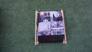 Revistero Madera Decorado Londres 46x45x30cm