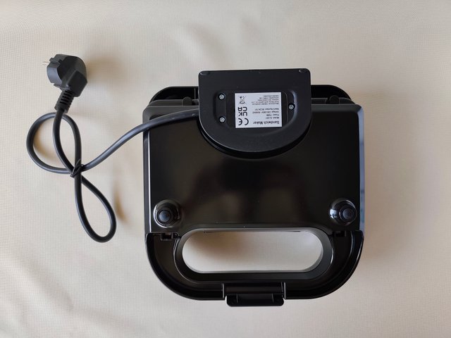 Sandwichera eléctrica antiadherente - Nueva
