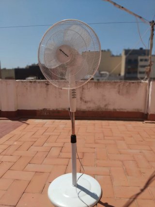 Ventilador de pie blanco