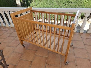 Cuna de madera con ruedas