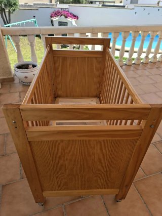 Cuna de madera con ruedas