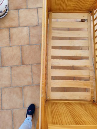 Cuna de madera con ruedas