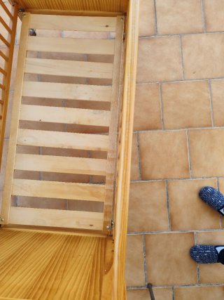 Cuna de madera con ruedas