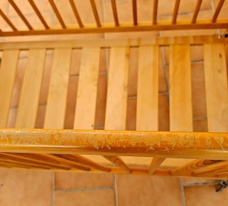 Cuna de madera con ruedas