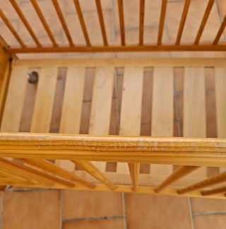 Cuna de madera con ruedas