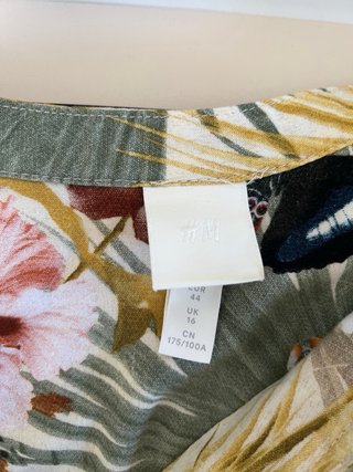Blusa H&M Talla 44 Estampado Flores y Mariposas