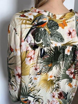 Blusa H&M Talla 44 Estampado Flores y Mariposas