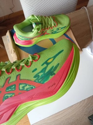 Zapatillas ASICS verdes y rosas