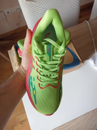 Zapatillas ASICS verdes y rosas