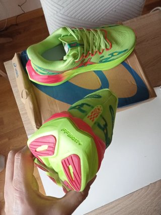 Zapatillas ASICS verdes y rosas