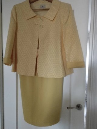 Chaqueta amarilla con estampado