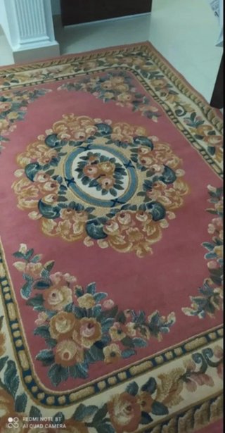 Alfombra rosa con diseño floral