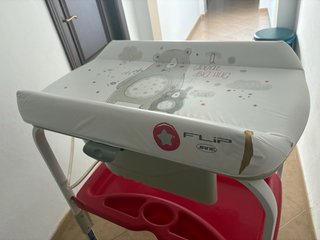 Bañera alta para bebés con cambiador