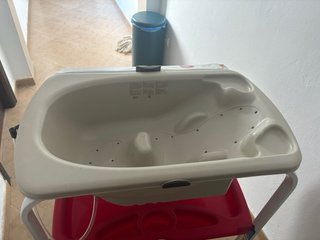 Bañera alta para bebés con cambiador