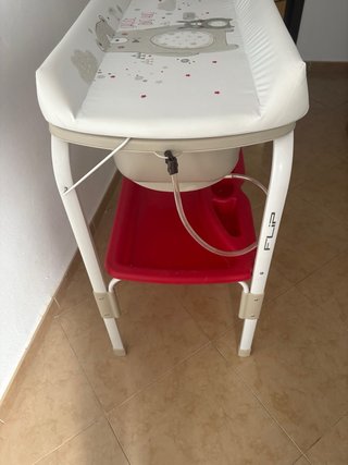 Bañera alta para bebés con cambiador