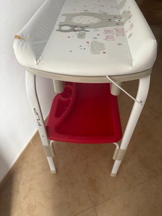 Bañera alta para bebés con cambiador