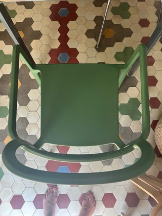 Silla IKEA verde polipropileno con reposabrazos