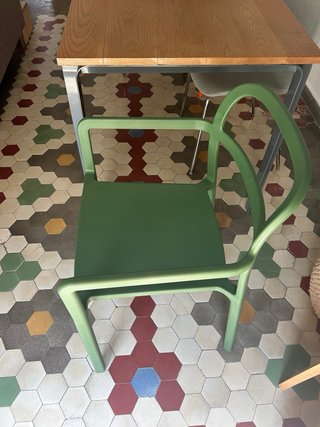 Silla IKEA verde polipropileno con reposabrazos