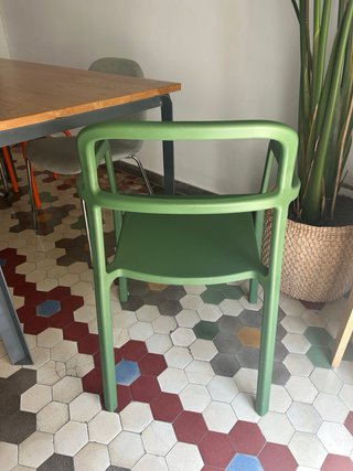 Silla IKEA verde polipropileno con reposabrazos