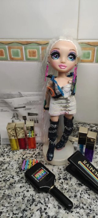 Muñeca Rainbow con mechas de colores