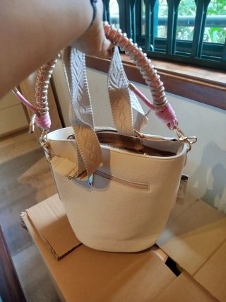 Mala branca com alça rosa e dourada