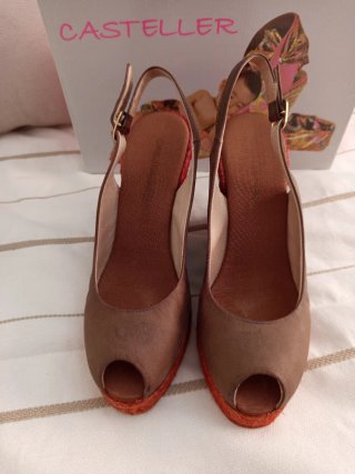 Zapatos de cuña Castañer marrones y naranjas