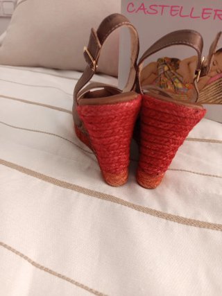 Zapatos de cuña Castañer marrones y naranjas