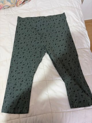 Mallas verdes con estampado floral negro
