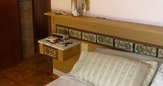 Conjunto cabecero de madera y mesitas con mármol