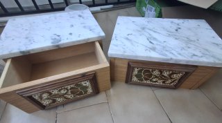Conjunto cabecero de madera y mesitas con mármol