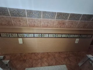 Conjunto cabecero de madera y mesitas con mármol