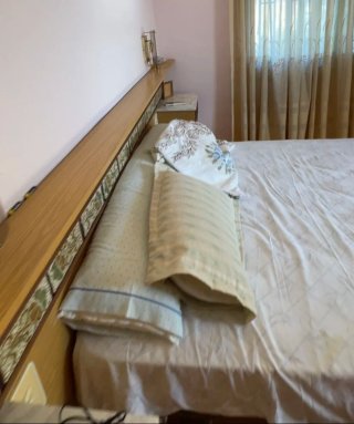 Conjunto cabecero de madera y mesitas con mármol