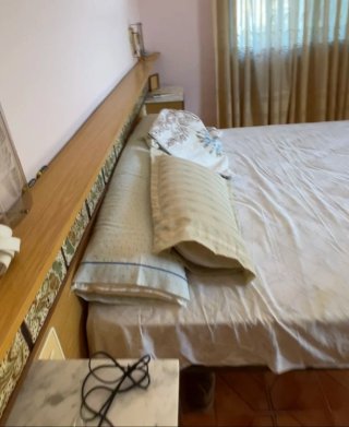 Conjunto cabecero de madera y mesitas con mármol
