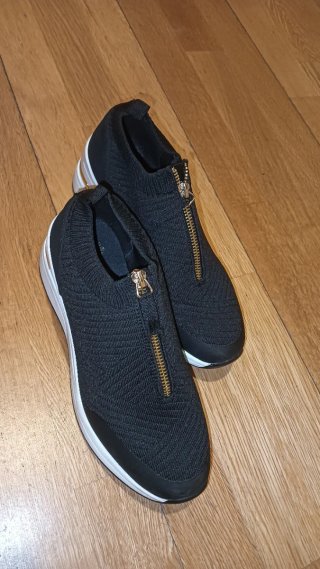 Botines negros con cremallera dorada