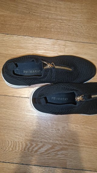 Botines negros con cremallera dorada