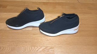 Botines negros con cremallera dorada