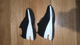 Botines negros con cremallera dorada