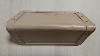 Billetera beige con tachuelas