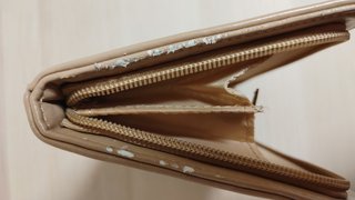 Billetera beige con tachuelas